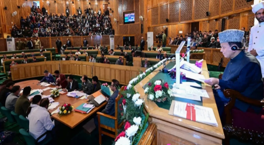 जम्मू-कश्मीर विधानसभा में भाजपा विधायकों ने मंदिरों की सुरक्षा की मांग की; सदन में यह विधेयक खारिज कर दिया गया, जिससे एक राजनीतिक विवाद खड़ा हो गया।