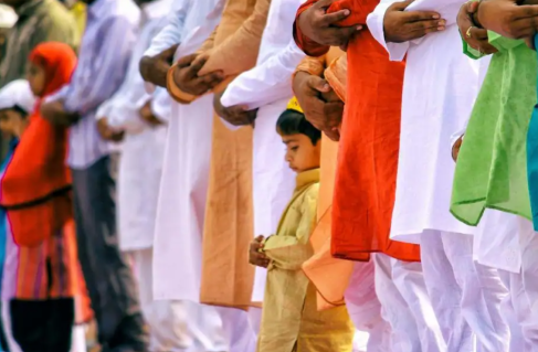 पाकिस्तान में मुसलमानों पर अत्याचार: मानवाधिकार संगठन ने सच उजागर किया—इस मुस्लिम समुदाय को ईद पर नमाज़ पढ़ने की भी इजाज़त नहीं दी गई।