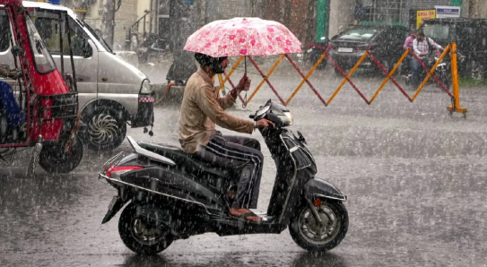 UP, बिहार और झारखंड समेत 10 राज्यों में मूसलाधार बारिश की चेतावनी; इन इलाकों में 60 किमी/घंटा की रफ़्तार से हवाएं चलेंगी।
